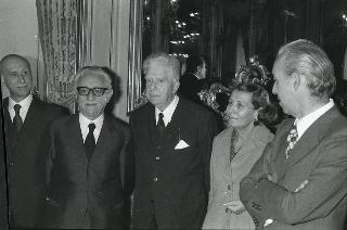 Incontro del Presidente della Repubblica Giovanni Leone con Eugenio Montale  e Carlo De Martino, Presidente dell'Ordine dei Giornalisti della Lombardia in occasione del Premio di giornalismo "Campione d'Italia" per il 1975 e 1976