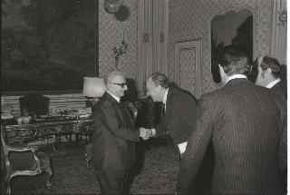 L'on. Prof. Nicola Pagliarani, Sindaco di Rimini, con l'Assessore Gianluigi Crescentini in visita dal Presidente della Repubblica Giovanni Leone per fare omaggio della medaglia coniata dallo scultore Emilio Greco in occasione del bimillenario dell'Arco di Augusto di Rimini