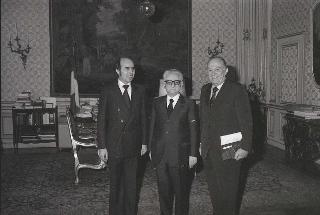 L'on. Prof. Nicola Pagliarani, Sindaco di Rimini, con l'Assessore Gianluigi Crescentini in visita dal Presidente della Repubblica Giovanni Leone per fare omaggio della medaglia coniata dallo scultore Emilio Greco in occasione del bimillenario dell'Arco di Augusto di Rimini