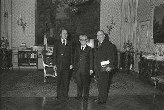 L'on. Prof. Nicola Pagliarani, Sindaco di Rimini, con l'Assessore Gianluigi Crescentini in visita dal Presidente della Repubblica Giovanni Leone per fare omaggio della medaglia coniata dallo scultore Emilio Greco in occasione del bimillenario dell'Arco di Augusto di Rimini
