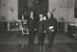 L'on. Prof. Nicola Pagliarani, Sindaco di Rimini, con l'Assessore Gianluigi Crescentini in visita dal Presidente della Repubblica Giovanni Leone per fare omaggio della medaglia coniata dallo scultore Emilio Greco in occasione del bimillenario dell'Arco di Augusto di Rimini