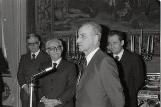Il Presidente della Repubblica Giovanni Leone riceve  il sen. Mario Pedini, Ministro per la Ricerca Scientifica e Tecnologica e per i Beni Culturali e Ambientali, con il Presidente del CNEN, Prof. Clementel,  ed il personale che ha contribuito alla realizzazione del " Tokamak " di Frascati per la produzione di plasma