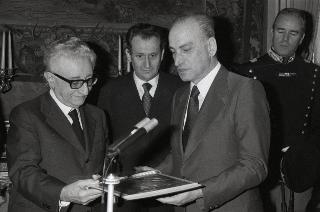 Il Presidente della Repubblica Giovanni Leone riceve  il sen. Mario Pedini, Ministro per la Ricerca Scientifica e Tecnologica e per i Beni Culturali e Ambientali, con il Presidente del CNEN, Prof. Clementel,  ed il personale che ha contribuito alla realizzazione del " Tokamak " di Frascati per la produzione di plasma
