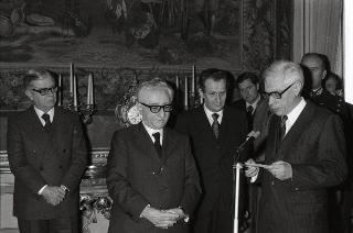 Il Presidente della Repubblica Giovanni Leone riceve  il sen. Mario Pedini, Ministro per la Ricerca Scientifica e Tecnologica e per i Beni Culturali e Ambientali, con il Presidente del CNEN, Prof. Clementel,  ed il personale che ha contribuito alla realizzazione del " Tokamak " di Frascati per la produzione di plasma