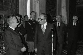 Il Presidente della Repubblica Giovanni Leone riceve  il sen. Mario Pedini, Ministro per la Ricerca Scientifica e Tecnologica e per i Beni Culturali e Ambientali, con il Presidente del CNEN, Prof. Clementel,  ed il personale che ha contribuito alla realizzazione del " Tokamak " di Frascati per la produzione di plasma