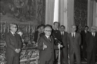 Il Presidente della Repubblica Giovanni Leone riceve  il sen. Mario Pedini, Ministro per la Ricerca Scientifica e Tecnologica e per i Beni Culturali e Ambientali, con il Presidente del CNEN, Prof. Clementel,  ed il personale che ha contribuito alla realizzazione del " Tokamak " di Frascati per la produzione di plasma