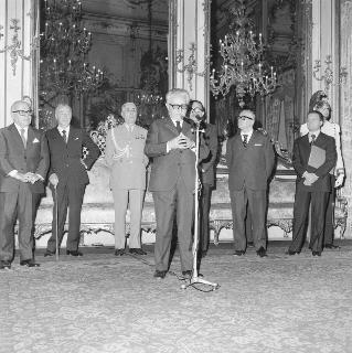 Il Presidente della Repubblica Giovanni Leone e l'on.Giulio Andreotti, Presidente del Comitato per l'assegnazione del &quot; Premio Medaglie d'Oro &quot;, con i componenti del Comitato  e gli insigniti del premio 1972