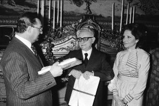 Il Presidente della Repubblica Giovanni Leone e la Signora Vittoria Leone ricevono in udienza una rappresentanza del Rotary Club di Caserta