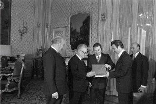 Il Presidente della Repubblica Giovanni Leone riceve la visita di Gian Luigi Berti, Segretario di Stato per gli Affari Esteri e Politici della Repubblica di San Marino, con l'ing. Remy Giacomini, Segretario di Stato per le Finanze ed il Bilancio, ed il Dott. Raffaele Giardi, Cancelliere della Segreteria di Stato per gli Affari Esteri per offrire in omaggio una collezione numismatica