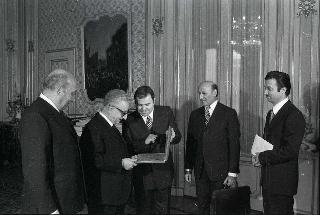 Il Presidente della Repubblica Giovanni Leone riceve la visita di Gian Luigi Berti, Segretario di Stato per gli Affari Esteri e Politici della Repubblica di San Marino, con l'ing. Remy Giacomini, Segretario di Stato per le Finanze ed il Bilancio, ed il Dott. Raffaele Giardi, Cancelliere della Segreteria di Stato per gli Affari Esteri per offrire in omaggio una collezione numismatica