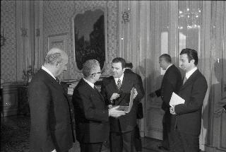 Il Presidente della Repubblica Giovanni Leone riceve la visita di Gian Luigi Berti, Segretario di Stato per gli Affari Esteri e Politici della Repubblica di San Marino, con l'ing. Remy Giacomini, Segretario di Stato per le Finanze ed il Bilancio, ed il Dott. Raffaele Giardi, Cancelliere della Segreteria di Stato per gli Affari Esteri per offrire in omaggio una collezione numismatica