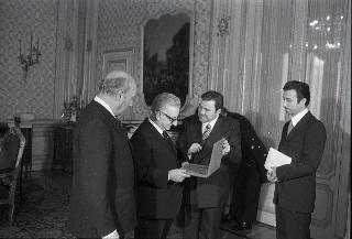 Il Presidente della Repubblica Giovanni Leone riceve la visita di Gian Luigi Berti, Segretario di Stato per gli Affari Esteri e Politici della Repubblica di San Marino, con l'ing. Remy Giacomini, Segretario di Stato per le Finanze ed il Bilancio, ed il Dott. Raffaele Giardi, Cancelliere della Segreteria di Stato per gli Affari Esteri per offrire in omaggio una collezione numismatica
