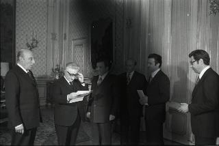 Il Presidente della Repubblica Giovanni Leone riceve la visita di Gian Luigi Berti, Segretario di Stato per gli Affari Esteri e Politici della Repubblica di San Marino, con l'ing. Remy Giacomini, Segretario di Stato per le Finanze ed il Bilancio, ed il Dott. Raffaele Giardi, Cancelliere della Segreteria di Stato per gli Affari Esteri per offrire in omaggio una collezione numismatica