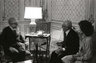 Il Presidente della Repubblica Giovanni Leone riceve il Consigliere di Stato Dott. Angelo Savini Nicci, nuovo Presidente Nazionale della CRI. E' presente la Signora Vittoria Leone