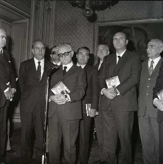 L'on.Giovanni Spagnolli, con il Comitato del Gruppo DC del Senato per fare omaggio di un volume dedicato al Presidente della Repubblica Giovanni Leone