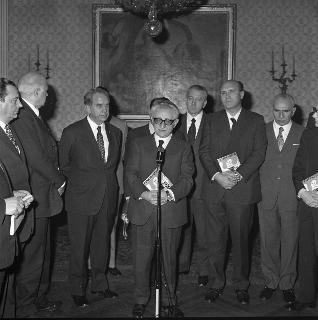 L'on.Giovanni Spagnolli, con il Comitato del Gruppo DC del Senato per fare omaggio di un volume dedicato al Presidente della Repubblica Giovanni Leone