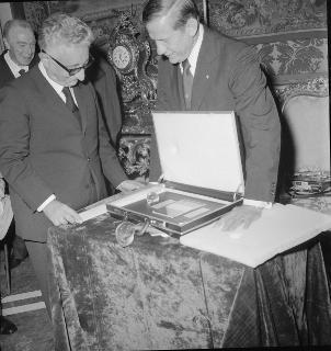 L'Ambasciatore degli Stati Uniti d'America a Roma consegna al Presidente della Repubblica Giovanni Leone la bandiera italiana portata sulla luna dagli astronauti dell'Apollo 17 e un frammento di roccia lunare