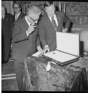 L'Ambasciatore degli Stati Uniti d'America a Roma consegna al Presidente della Repubblica Giovanni Leone la bandiera italiana portata sulla luna dagli astronauti dell'Apollo 17 e un frammento di roccia lunare