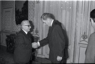 Il Presidente della Repubblica Giovanni Leone consegna l'onorificenza di Cavaliere di Gran Croce dell'Ordine al Merito della Repubblica Italiana al senatore Claiborne Pell, accompagnato dal Ministro Consigliere dell'Ambasciata degli Stati Uniti, Robert M. Beaudry