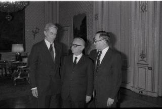 Il Presidente della Repubblica Giovanni Leone consegna l'onorificenza di Cavaliere di Gran Croce dell'Ordine al Merito della Repubblica Italiana al senatore Claiborne Pell, accompagnato dal Ministro Consigliere dell'Ambasciata degli Stati Uniti, Robert M. Beaudry