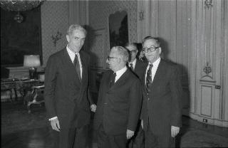 Il Presidente della Repubblica Giovanni Leone consegna l'onorificenza di Cavaliere di Gran Croce dell'Ordine al Merito della Repubblica Italiana al senatore Claiborne Pell, accompagnato dal Ministro Consigliere dell'Ambasciata degli Stati Uniti, Robert M. Beaudry
