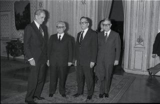 Il Presidente della Repubblica Giovanni Leone consegna l'onorificenza di Cavaliere di Gran Croce dell'Ordine al Merito della Repubblica Italiana al senatore Claiborne Pell, accompagnato dal Ministro Consigliere dell'Ambasciata degli Stati Uniti, Robert M. Beaudry