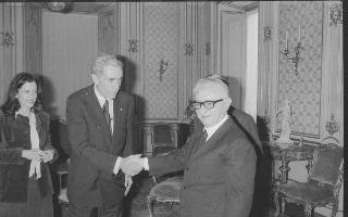 Il Presidente della Repubblica Giovanni Leone consegna l'onorificenza di Cavaliere di Gran Croce dell'Ordine al Merito della Repubblica Italiana al senatore Claiborne Pell, accompagnato dal Ministro Consigliere dell'Ambasciata degli Stati Uniti, Robert M. Beaudry