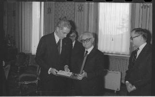 Il Presidente della Repubblica Giovanni Leone consegna l'onorificenza di Cavaliere di Gran Croce dell'Ordine al Merito della Repubblica Italiana al senatore Claiborne Pell, accompagnato dal Ministro Consigliere dell'Ambasciata degli Stati Uniti, Robert M. Beaudry
