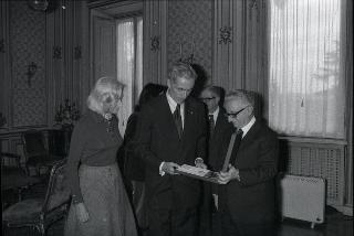 Il Presidente della Repubblica Giovanni Leone consegna l'onorificenza di Cavaliere di Gran Croce dell'Ordine al Merito della Repubblica Italiana al senatore Claiborne Pell, accompagnato dal Ministro Consigliere dell'Ambasciata degli Stati Uniti, Robert M. Beaudry