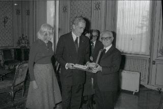 Il Presidente della Repubblica Giovanni Leone consegna l'onorificenza di Cavaliere di Gran Croce dell'Ordine al Merito della Repubblica Italiana al senatore Claiborne Pell, accompagnato dal Ministro Consigliere dell'Ambasciata degli Stati Uniti, Robert M. Beaudry