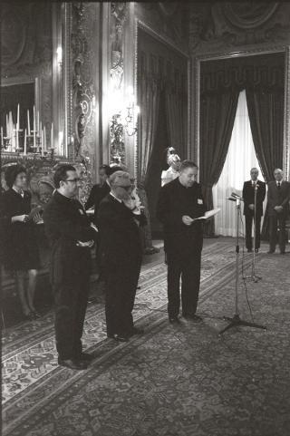 Il Presidente della Repubblica Giovanni Leone riceve la visita di Sua Eccellenza Rev.ma Mons. Guerino Grimaldi,  Vescovo di Nola, con una rappresentanza di alunni ed ex alunni dell'Istituto Vescovile