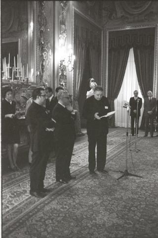 Il Presidente della Repubblica Giovanni Leone riceve la visita di Sua Eccellenza Rev.ma Mons. Guerino Grimaldi,  Vescovo di Nola, con una rappresentanza di alunni ed ex alunni dell'Istituto Vescovile