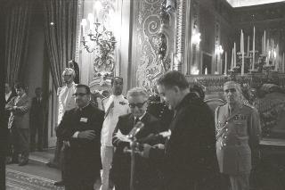 Il Presidente della Repubblica Giovanni Leone riceve la visita di Sua Eccellenza Rev.ma Mons. Guerino Grimaldi,  Vescovo di Nola, con una rappresentanza di alunni ed ex alunni dell'Istituto Vescovile