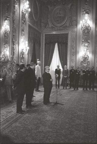 Il Presidente della Repubblica Giovanni Leone riceve la visita di Sua Eccellenza Rev.ma Mons. Guerino Grimaldi,  Vescovo di Nola, con una rappresentanza di alunni ed ex alunni dell'Istituto Vescovile