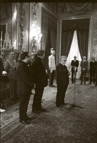 Il Presidente della Repubblica Giovanni Leone riceve la visita di Sua Eccellenza Rev.ma Mons. Guerino Grimaldi,  Vescovo di Nola, con una rappresentanza di alunni ed ex alunni dell'Istituto Vescovile
