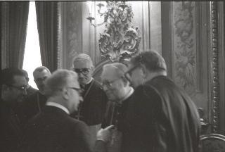 Il Presidente della Repubblica Giovanni Leone riceve la visita di Sua Eccellenza Rev.ma Mons. Guerino Grimaldi,  Vescovo di Nola, con una rappresentanza di alunni ed ex alunni dell'Istituto Vescovile
