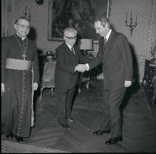 Il Presidente della Repubblica Giovanni Leone  con Sua Eccellenza Rev.ma Mons. Aldo Del Monte, nuovo Vescovo di Novara per il giuramento di rito.