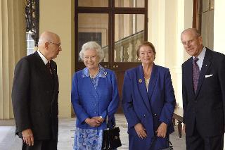 Il Presidente Giorgio Napolitano con la moglie Clio accolti da S.M. la Regina Elisabetta II all'arrivo a Buckingam Palace