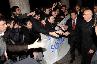 Il Presidente Giorgio Napolitano salutato dai giovani dell'Università degli Studi di Milano al termine dell'incontro con i Rettori degli Atenei Lombardi