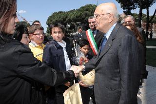 Il Presidente Giorgio Napolitano con i familiari dei lavoratori deceduti a Mineo e Termini Imerese