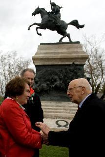 Il Presidente Giorgio Napolitano dinanzi al monumento equestre dedicato ad Anita Garibaldi saluta l'omonima nipote