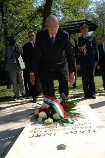 Il Presidente Giorgio Napolitano rende omaggio alla Tomba di Imre Nagy