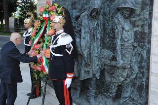 Il Presidente Napolitano rende omaggio al Monumento dedicato alle vittime sul lavoro, Roma, Piazzale Giulio Pastore, 1° maggio 2009 (USPR)