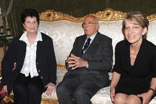 L'incontro del Presidente Napolitano con Gemma Calabresi e  Licia Pinelli, in occasione della celebrazione del Giorno della Memoria dedicato alle vittime del terrorismo, Palazzo del Quirinale, 9 maggio 2009 (USPR)