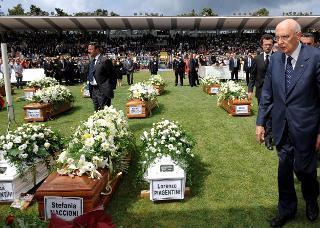 Il Presidente Napolitano ai funerali solenni delle vittime dell'incidente ferroviario, Viareggio, Stadio dei Pini, 7 luglio 2009 (USPR)