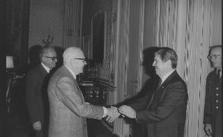 Incontro del Presidente della Repubblica Sandro Pertini con il Generale James Lee Dozier, accompagnato da Sua Eccellenza Maxwell M. Rabb, Ambasciatore degli Stati Uniti d'America a Roma, e dal Generale George L. McFadden