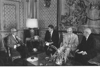 Incontro del Presidente della Repubblica Sandro Pertini con Lord Noelbaker, Premio Nobel per la Pace 1959, con una delegazione di Parlamentari