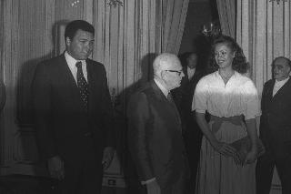 Colazione privata del Presidente della Repubblica Sandro Pertini con il campione di boxe Mohammed Ali e la Signora Alì
