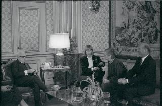 Il Presidente della Repubblica Sandro Pertini con una delegazione di organizzatori della Mostra &quot;Incontro con la Repubblica Democratica Tedesca&quot;