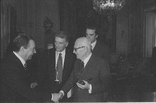 Incontro con il Dott. Zavoli, Presidente della RAI-TV e vincitore dell'edizione 1981 del Premio &quot;Bancarella&quot;, con gli organizzatori del Premio 19 gennaio 1982